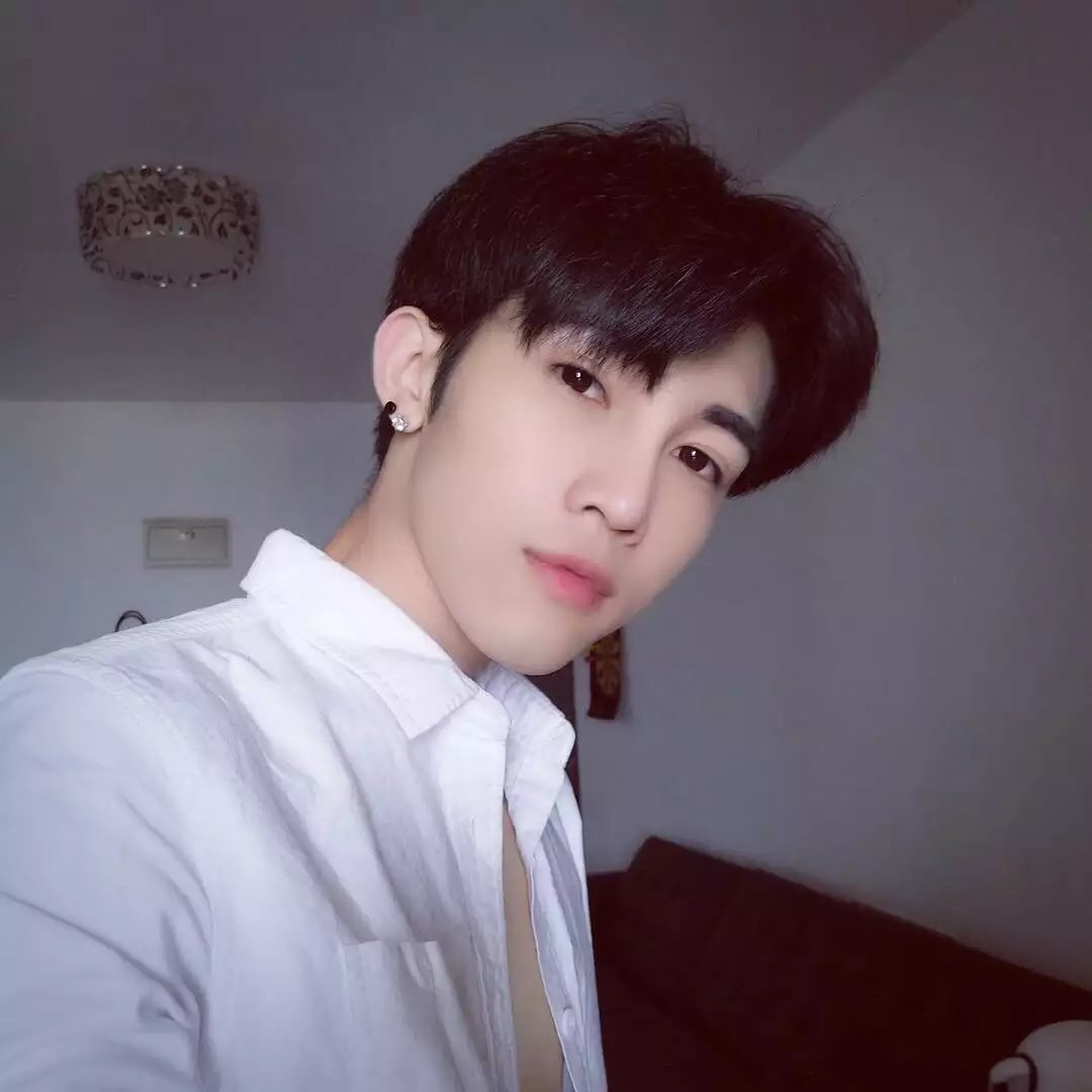 屈飘晶丽