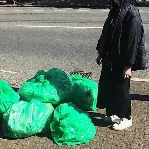 方眉凝彬